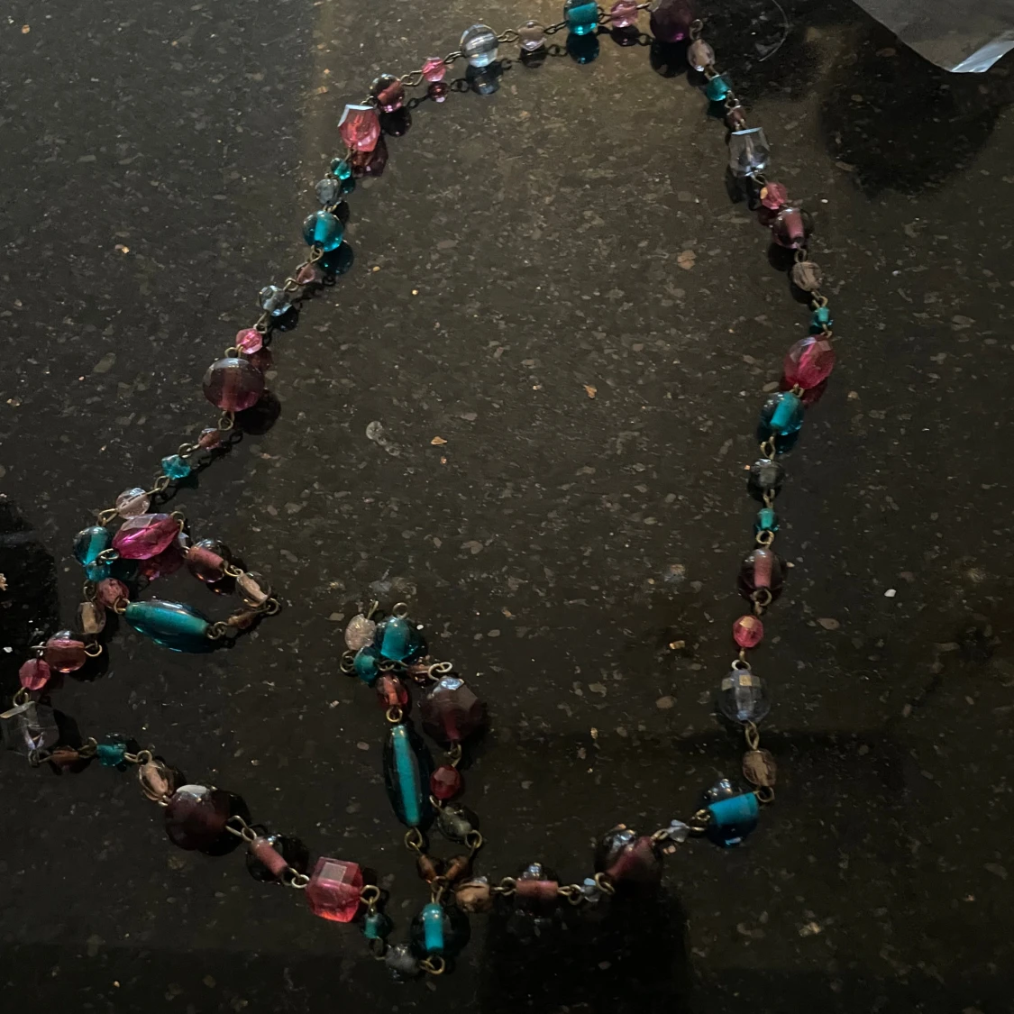 Färgglatt pärlhalsband i blått och rosa - 2