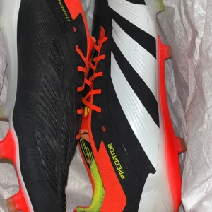 Adidas Predator Elite - Ett par riktigt snygga Adidas Predator Elite fotbollsskor, mycket bra kvalitet. Skorna är perfekta för träningar och matcher och sitter mycket skönt. Skorna köpte för 3199kr helt nya och har bara använts några träningar. De har lite märken men märks knappast eftersom att sådana kommer när man spelar fotboll. Skorna är storlek 42 2/3