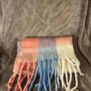 Rutig cashmere halsduk. - En rutig cashmere halsduk perfekt för höst-vintern. Gjord med mjuk cashmere vilket gör den mycket varm. Halsduken är 250cm x 38cm. Aldrig andvänd i perfekt skick.