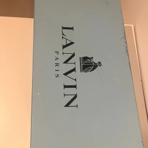 Lanvin låda - OBS INGA SKOR. Säljer denna låda som tillkommer när man köper skor från Lanvins. Man får både lådan och dustbags. Men inga skor är med på grund av att de blivit stulna så det är endast lådan och dustbagsen man får. Säljer lådan för 199