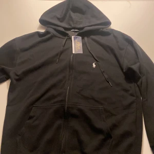 Svart Ralph Lauren zip hoodie - 2xl i barn storlek skulle säga att det är M