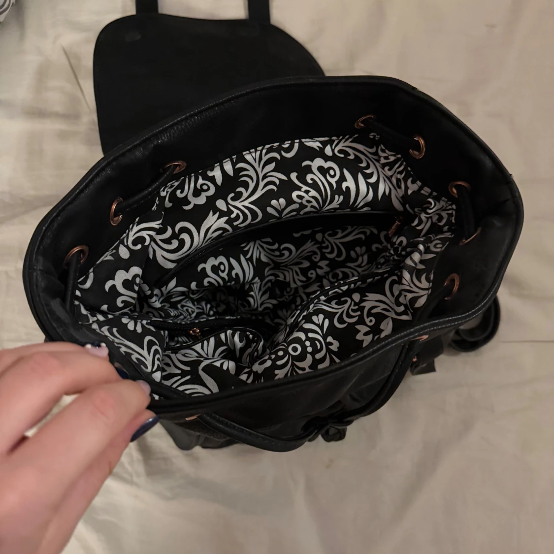 Svart ryggsäck  - 2