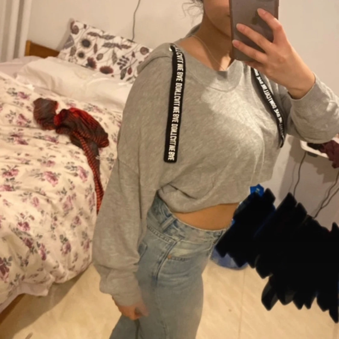 Grå croppad hoodie med tryckband - 1