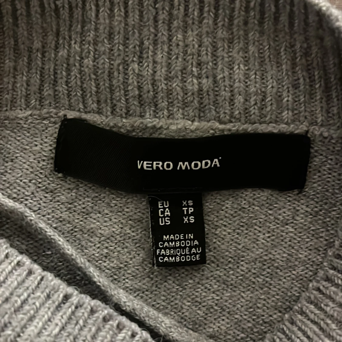 Grå stickad tröja  - 2