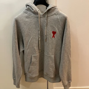 Ami Paris Hoodie - Sjukt snygg Ami Paris hoodie i storlek S. Helt ny så självklart 10/10 skick. Säljer för endast 795 då jag vill bli av med den✅ 