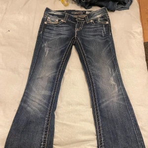 COOLA MISS ME JEANS - Säljer dessa sjukt snygga bootcut miss me jeans som tyvärr var alldeles för små för mig. Inga defekter, unika och rena. Köpta (vad jag vet) oanvända från vinted och jag har inte heller använt dem. Ganska hårt jeans material. Långa ben, W26, kan kolla exakta mått vid intresse förstås 💕