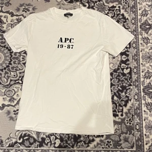 APC T-shirt - Säljer denna jätte fina APC T-shirt, såklart äkta. Nypris cirka 1000kr. Passar bra på personer 175-188.