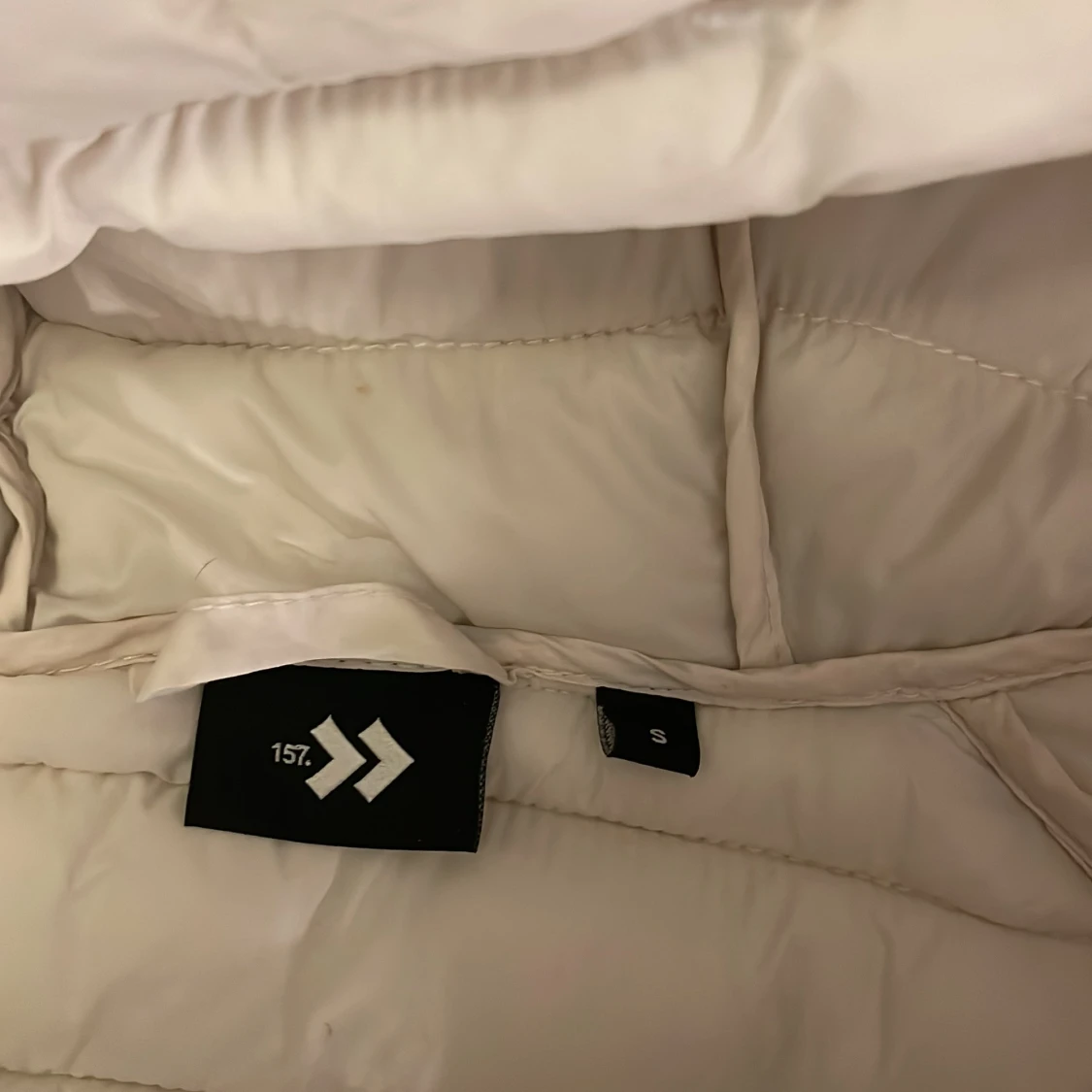 Vit pufferjacka med huva från 157 - 1