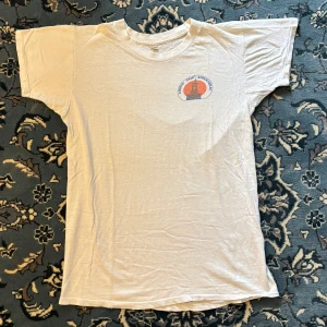 Vintage 80s tee  - Sjukt häftig tisha från 80-talet på en heavy screen stars tag. Bra skick!