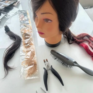 Startkick för hairextensions från Gocciani - Säljer ett startkick för hairextensions från Gocciani. Innehåller dokhuvud för övning, klämmor, löshår samt verktyg för löshåret. Perfekt för dig som vill jobba med hairextensions eller öva styling