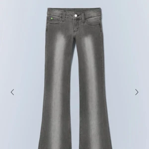 Gråa weekday jeans - Snygga grå jeans med bootcut passform och blekta detaljer längs benen. Från weekday cheap monday. Säljer då de inte kommer till användning längre ❤️ LAPPEN PÅ BAKSIDAN ÄR BORTKLIPPT!!!!