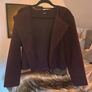 Vinröd kalpa från Gina Tricot - Snygg vinröd kappa från Gina tricot. Helt oandvänd.