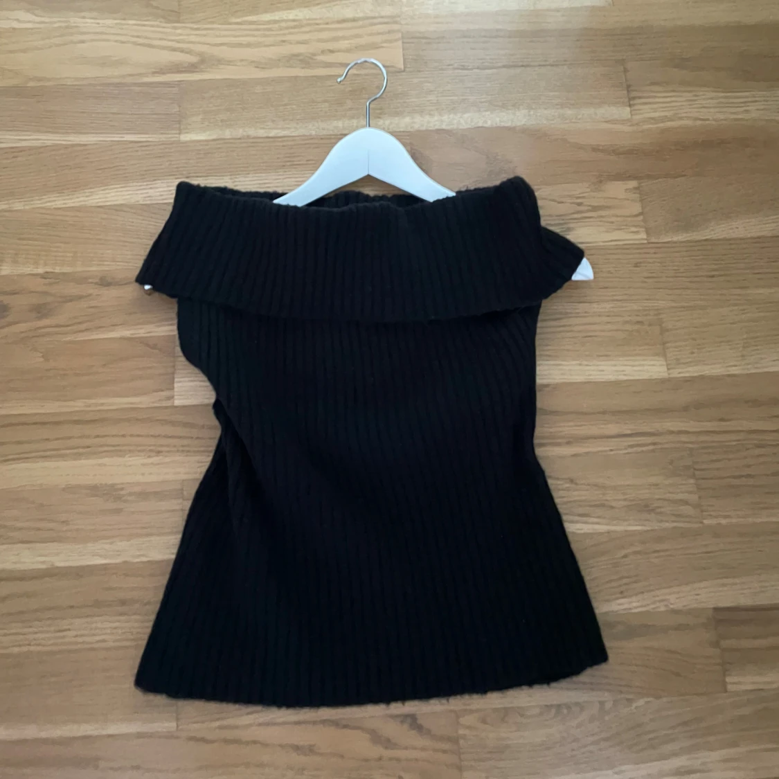 Svart ribbad offshoulder stickad topp