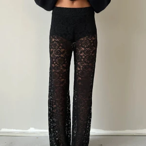 Svarta spetsbyxor ä - Svarta lace-byxor från designbysi, använda cirka 5ggr. Storlek S.