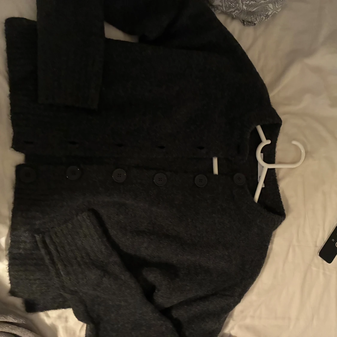 Mörkgrå stickad kofta med knappar