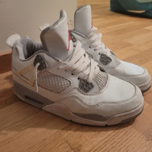 Retro white cement air jordans - Använd ett par gånger. Skriv till mig om ni har frågor. Jag kan frakta inom 24h. (Du vet varför den är billig.)  #grish #stockholmstil #stockholmstyle #y2k #y2kstyle #y2kfashion #stockholmstil #Stockholm #vintage #fashion #emo #emocore #emostyle #2000s #goth #cute #cutecore #studs