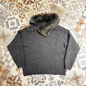 Vintage cardigan med päls🦁 - Mysig grå stickad tröja från Zara Man med långärmad design och bred krage i mjuk päls. Tröjan har en half zip-dragkedja vid halsen och ett diskret mönster i stickningen. Perfekt för kalla dagar!