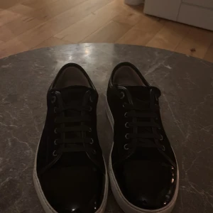Svarta sneakers från Lanvin - Säljer min använda lanvins som har blivit för små. Glansen är fortfarande helt skinande och mochan är fortfarande bra. Du får med kvitto, låda, sko påsar och extra snören.