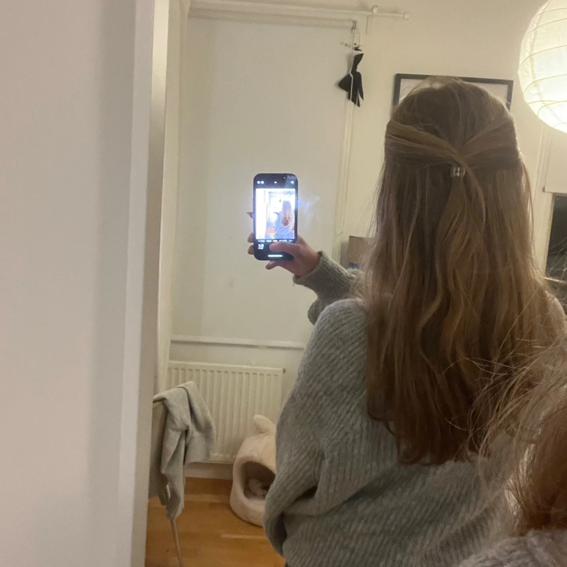 Grå omlottkofta med rosett - 1