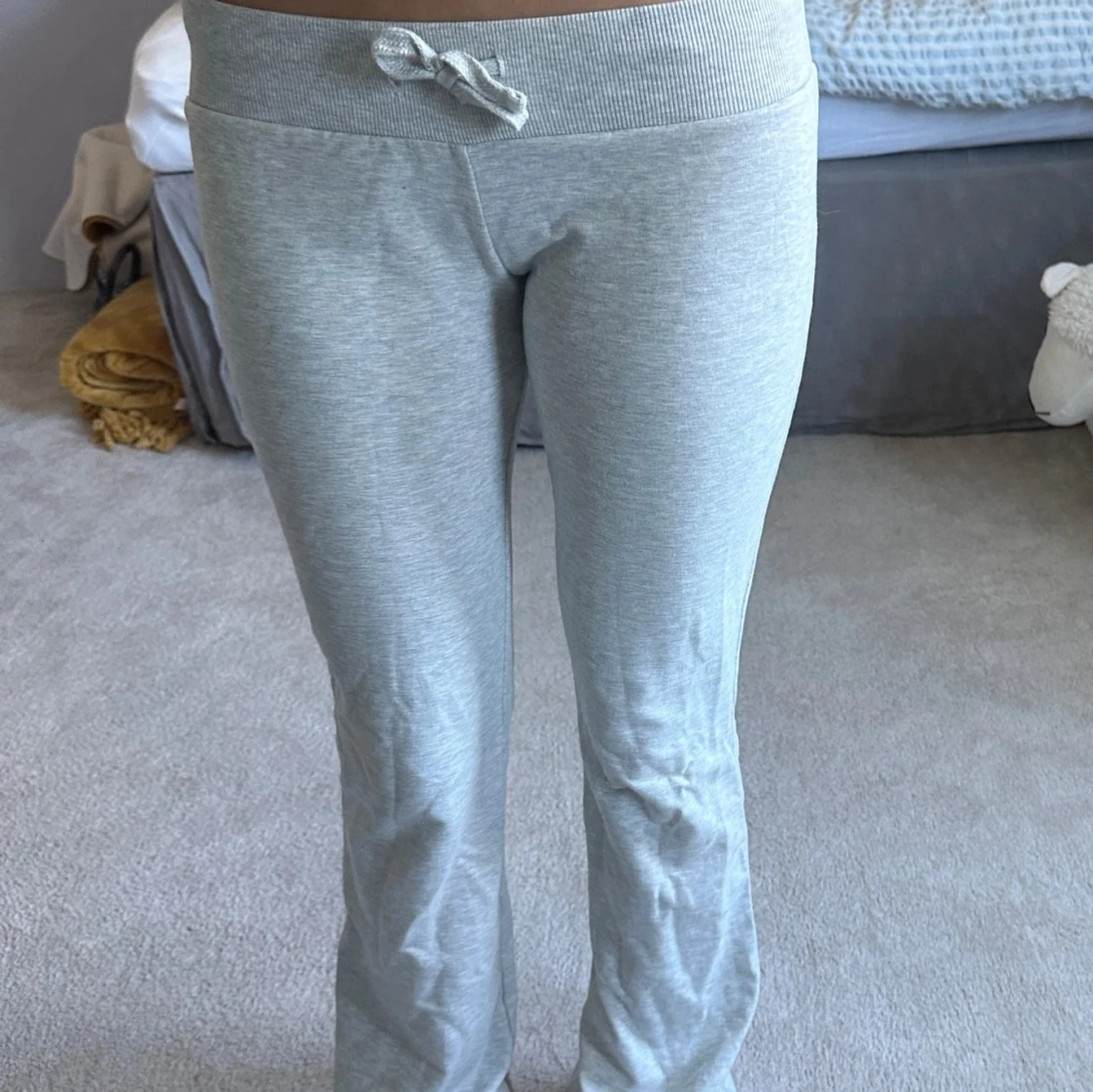 Ljusgrå mjukisbyxor med snörning - 91