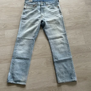 Levi's 501 ljusa blå jeans straight fit - Säljer ett par klassiska Levi's 501 jeans i ljusblå tvätt med straight fit. Skick 7/10! Hör av gärna av dig om du har några funderingar!