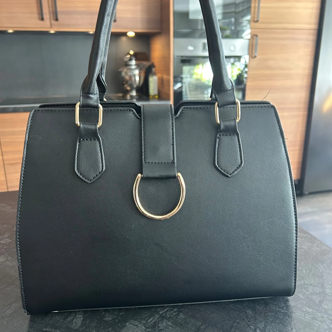 Svart handväska med gulddetaljer