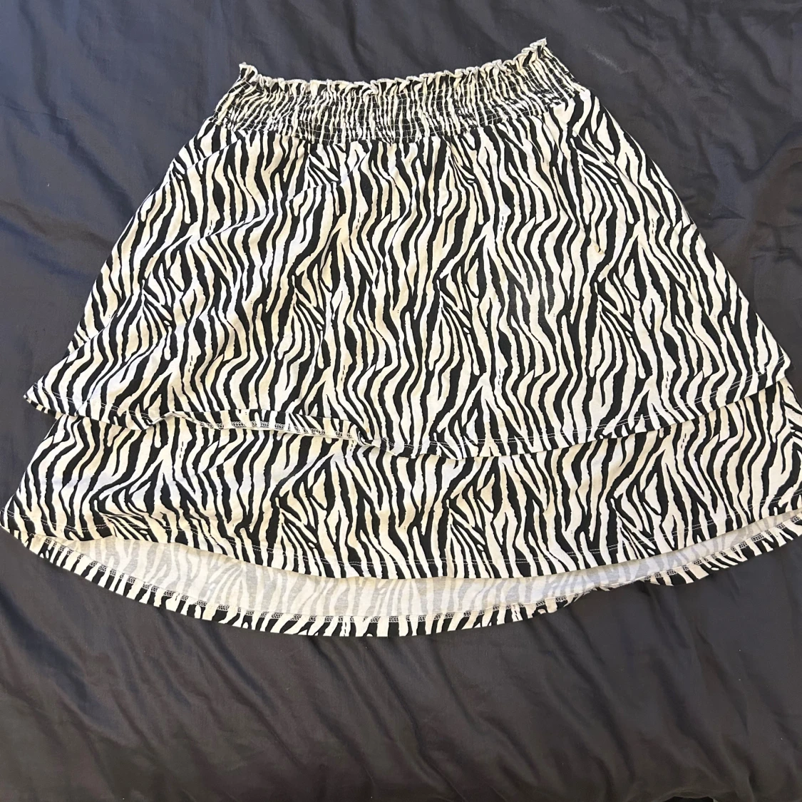 Zebramönstrad kortkjol från XOXO Friends