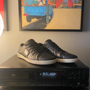 Dolce & Gabbana sport skor  - Dolce & Gabbana skor i kalvskinn, lätt använda. Priset går att diskuteras.