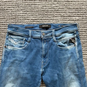 Replay Anbass hyperflex  - Replay Anbass hyperflex w 33 L 32 sitter slim met stretchigt material! Nypris 1600kr!