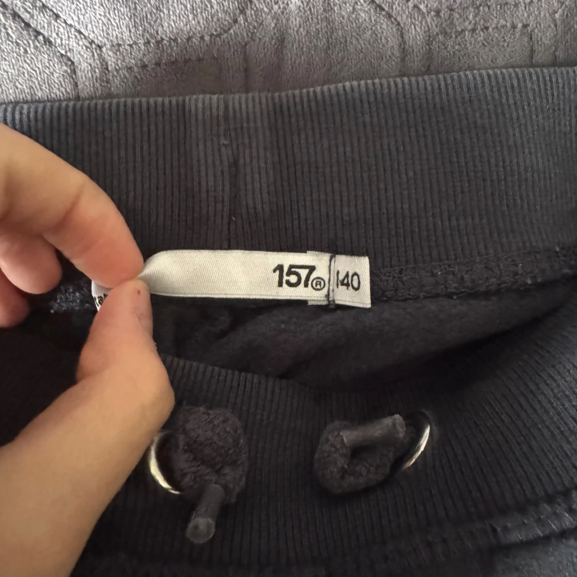 Mörkgrå mjukisbyxor med snörning - 2