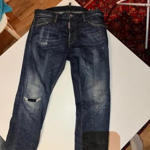 (Äkta) Mörkblåa Dsquared2 Jeans - Ett par äkta dsquared2 jeans i storlek 52, säljer för dom inte passar mig, använd en del men är i väldigt gott skick, kom privat vid frågor. Nytt pris: 5000kr mitt pris: 1200kr, pris kan diskuteras