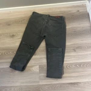 Grå smala jeans från Dondup - Hej säljer mina dondup Jeans pris diskuterbart!! Waist 30 men sitter som 29 är längd 32 så dem är för långa för mig de därför jag säljer dem