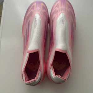 Lamine yamal Adidas rosa fotbollsskor elit - ADIDAS F50 ELITE LACELESS FG LAMINE YAMAL 304 shoes.