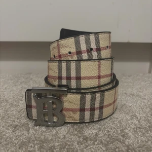 Burberry belt - Reversible Burberry belt in a amazing condition. Lenght is 110cm. 