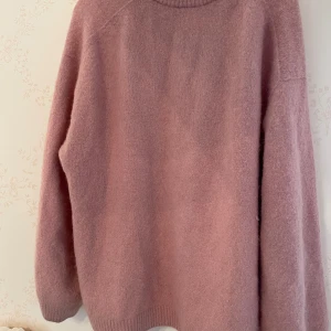 Ljusrosa stickad tröja i S från ARKET - Ljusrosa stickad tröja i storlek S från ARKET