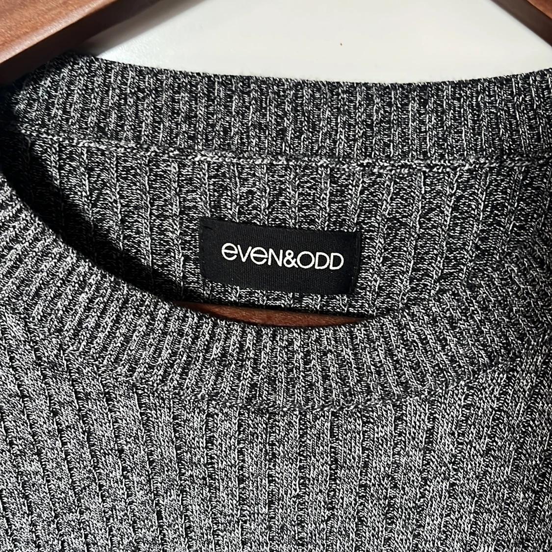 Grå ribbad croppad topp Even&Odd - 1