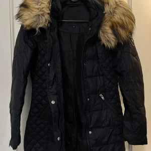 Svart Rockandblue dunjacka med fuskpäls - Dunjacka Rockandblue storlek S fint skick pälsen behöver bara borstas lite 