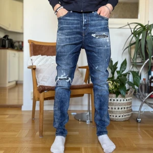 Diesel jeans - Trendiga diesel jeans med bra passande slitningar. Size 31/32 skriv om du har några flera funderingar🙌😉