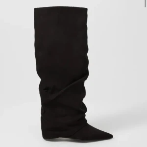 Boots från Nelly - Säljer ett par svarta höga stövlar i mocka-look med snyggt rynkad design och spetsig tå. Stövlarna har platt sula och dragkedja på insidan för enkel på- och avtagning. Perfekta för att lyfta vilken outfit som helst. Använda fåtal gånger men har tyvärr blivit för små