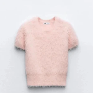 Fluffig rosa stickad tröja från Zara - Supermjuk och fluffig rosa stickad tröja från Zara med korta ärmar och rund hals. Tröjan har en mysig pälsliknande känsla och är perfekt för dig som vill ha något extra gulligt och trendigt i garderoben. Extremt liten i storlek(är storlek L men sitter som en S) kan gå ner i pris