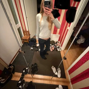 Ljusgrå kabelstickad tröja HAMPTON REPUBLIC - Supersnygg ljusgrå kabelstickad tröja från HAMPTON REPUBLIC Klassisk modell med rund halsringning och långa ärmar. dok har en putte liten concealer fläck men syns knappast 💕