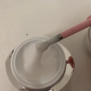 Mister Milano vit builder gel - Oanvänd gelé. Hög viskositet men blir låg när man börjar röra på den, självutlämnande, rekommenderar starkt. Enda märket jag köper builder gels. 30ml