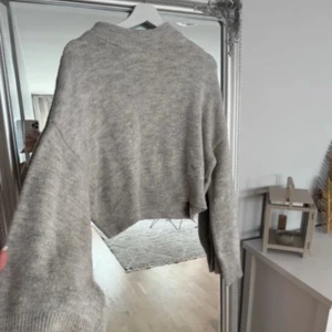 Tröja - Från nakd, utsvängda ärmar. Använd & lite nopprig på sina ställen, men inga andra skavanker eller liknande 🌸 Stor i storleken