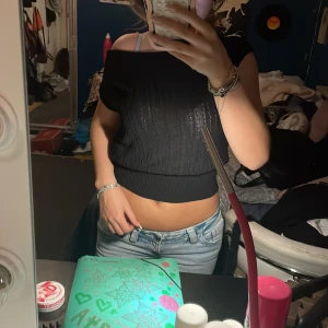 Svart kabelstickad topp - Säljer en svart kabelstickad topp i storlek xs 🔥🔥