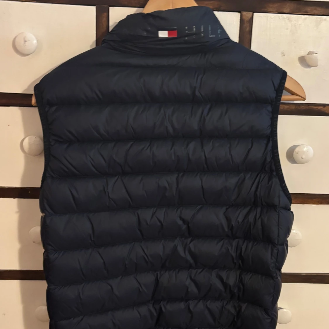 Mörkblå dunväst från Tommy Hilfiger - 1