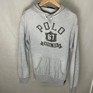 Ralph Lauren Hoodie - Riktigt soft raffe Hoodie, storlek S. Modellen är 185. Riktigt fint skick.