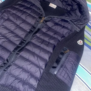 Moncler cardigan  - Säljer min moncler cardigan då jag inte använder den längre