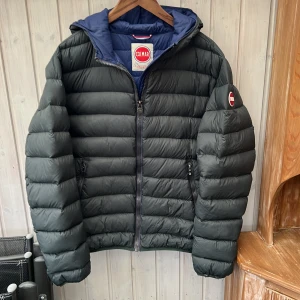 Colmar jacka grön 54 - Säljer denna snygga colmar jacka! Size 54 motsvarar L! Skick 8/10 ! Finns tecken på användning . Begagnad men bra skick. Hör av dig vid minsta fundering 🤩