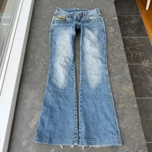 Lågmidjade jeans  - Så snygga jeans som tyvärr inte passar mig och har därför ingen bild på! Midjemått tvärsöver: 36cm Midjehöjd: 18cm Inerbens längd:78cm. Finns en jätte liten fläck på jeansen men som säkert går bort i tvätten och verkligen inte är något som syns, och de är även något nötta nertill 💕