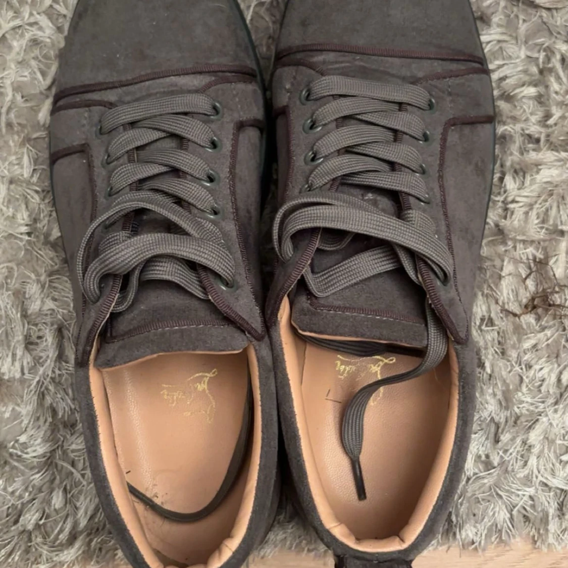 Grå mockasneakers från Christian Louboutin